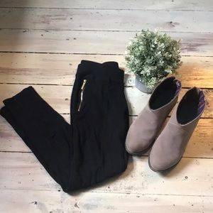 Stretchy black leggings with gold zip